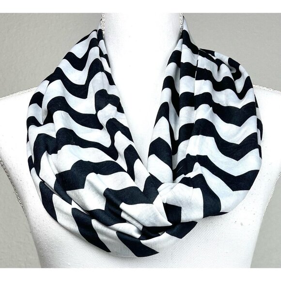 Lot 2 Lightweight Double-Sided INFINITY SCARVES Chevron Black/White Red/White NI - Picture 2 of 5